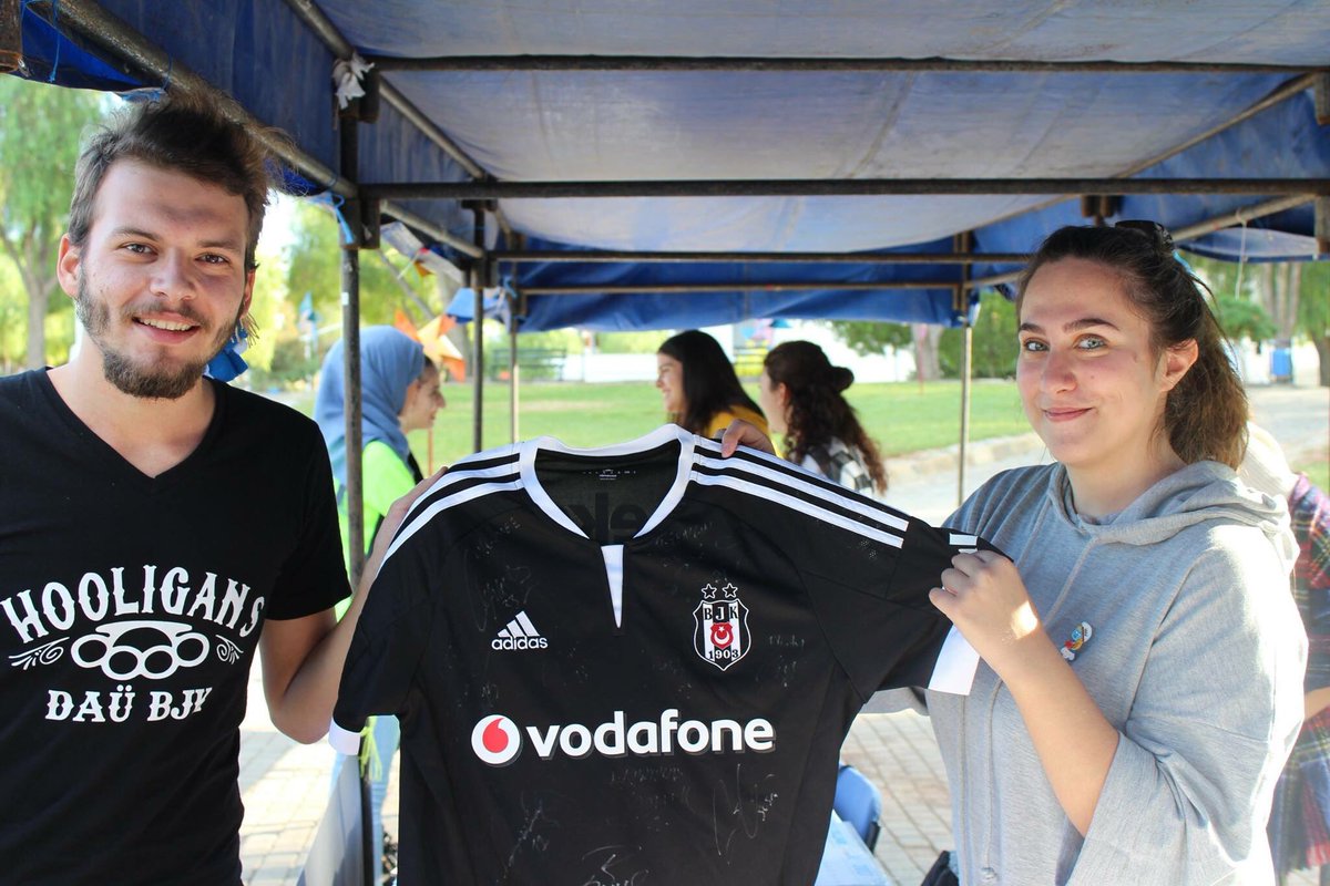 DauBJK's tweet photo. DaüBJK olarak DaüLÖSEV stantına imzalı BEŞİKTAŞ formamızı hediye ettik. #DaüBJK #DaüLOSEV #Besiktas https://t.co/28jQjsMrWu