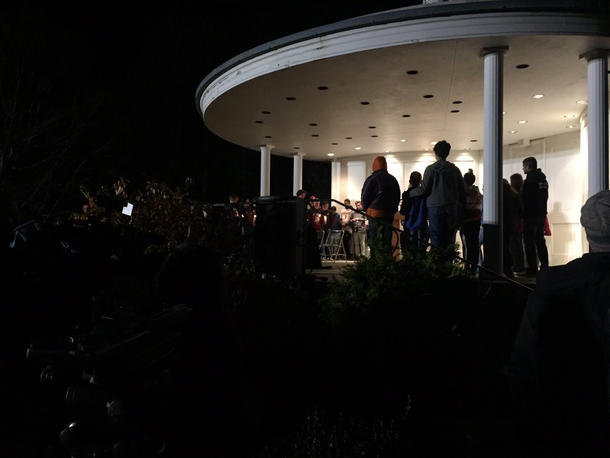 jeffcramer_'s tweet photo. Candlelight vigil to remember #Quabog teens killed in car crash @WMassNews https://t.co/3mTRt8AbRh