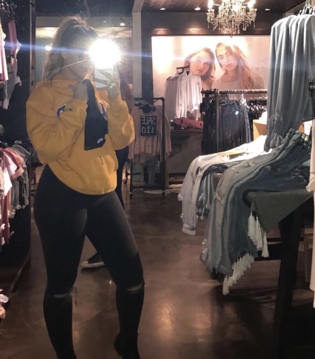 AaliyahDaBae's tweet photo. Shopping 🛒🤑 https://t.co/rnY1dwQB71