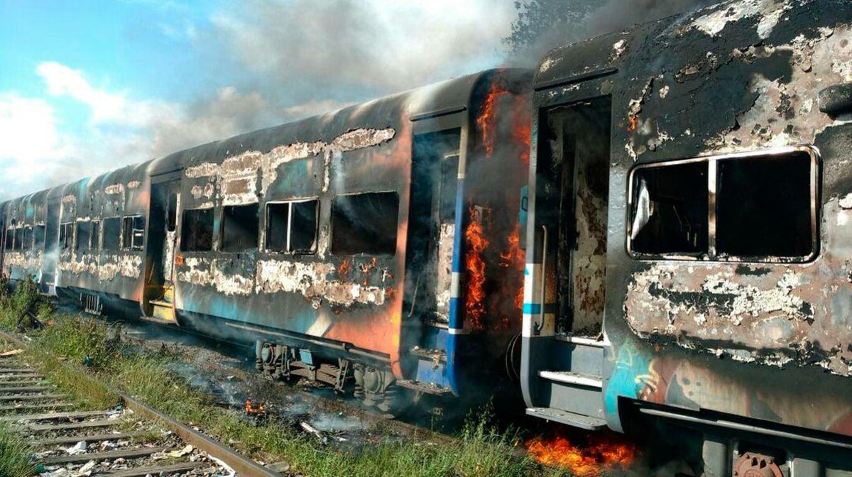 PaoMdeO's tweet photo. ATENTADO K. PRENDIERON FUEGO TRES VAGONES NUEVOS DEL ROCA....Trenes Argentinos confirmó que fue intencional. https://t.co/S20UPyOSIn