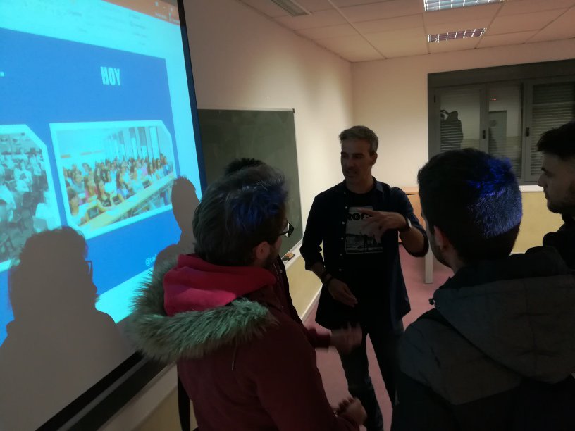 reyesinnova's tweet photo. Y así ha finalizado el encuentro con el youtuber @davidcpvm sobre TICs y nuevas metodologías educativas basadas en vídeos tutoriales en Internet. ¡Hasta una próxima! @urjc #innourjc #innoccss https://t.co/aTGLC2RnYx
