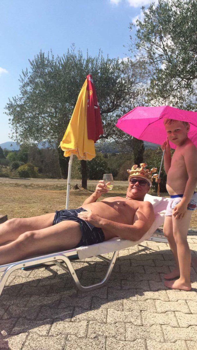 Þegar þú færð 4 í prófi en ert hækkaður/hækkuð uppí 5 útaf lélegri meðaleinkun.