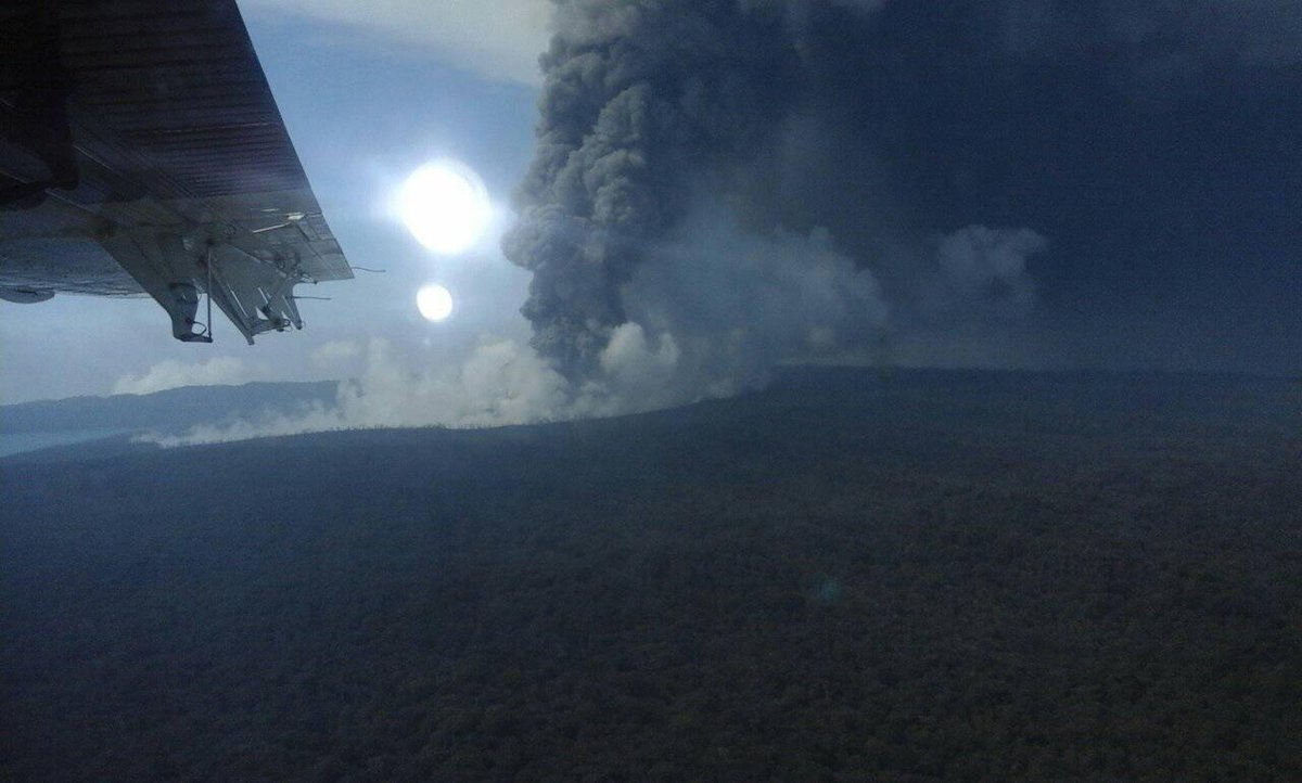 jaimessincioco's tweet photo. Monitored eruption of #Ambae volcano on 7 Nov. 2017 consistent with Alert Level 3 activity enforcing restricted area limited within 3-km from active vent in Lake Voui #VMGD https://t.co/GMxxvnuJxT