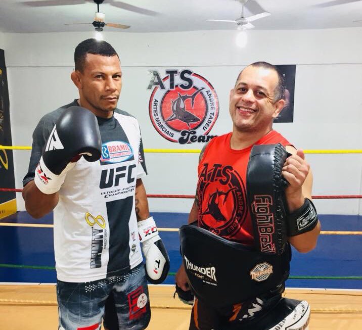 ufc_alexcowboy's tweet photo. Mais um para conta , hoje só escolinha com o meu mentor André Tadeu!!
#AtsTubarões #AlexCowboy #CTATS #UFCBrasil #LutadorUFC #EsporteMudaVidas #CowboyATS #TubarãoBravo 
#atsteam #andretadeu #tresrios #familia #tubaroes #UFCFighter https://t.co/bwDDOt2Vgv