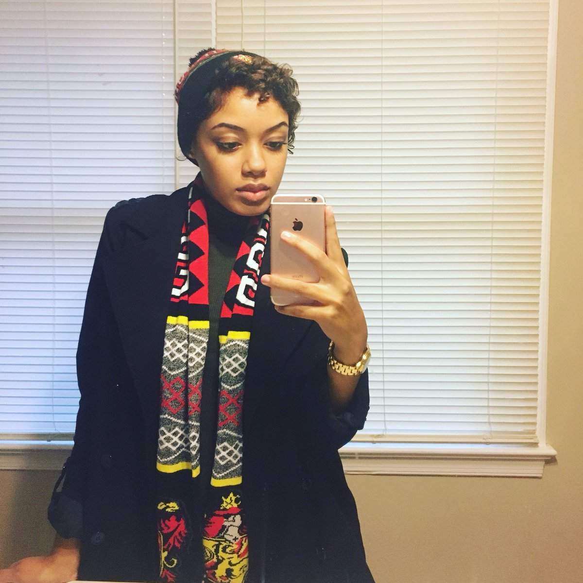AstroSey's tweet photo. It was cold so I had to pull out my Harry Potter gear. 🦁 #Gryffindor #HarryPotterFanForLife https://t.co/mLsR7paF8D