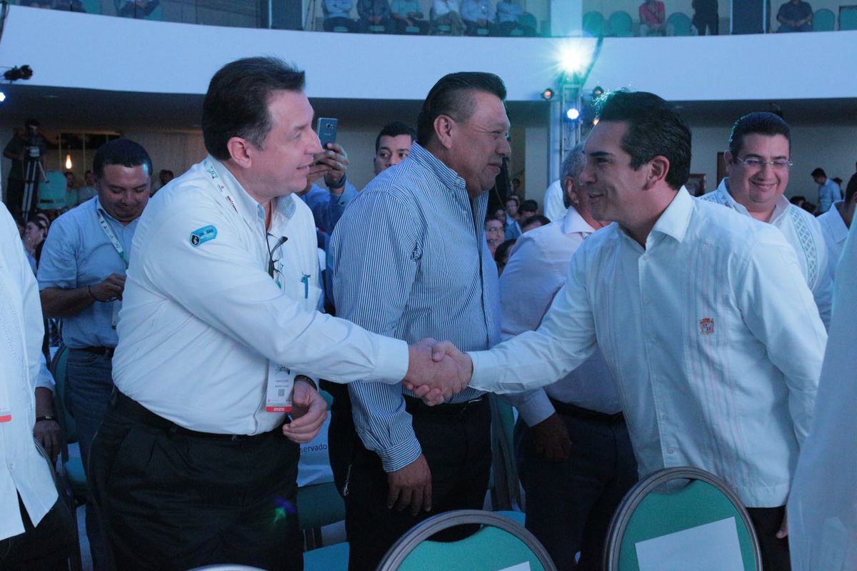 alitomorenoc's tweet photo. Junto al director general de @Pemex Exploración y Producción, Javier Hinojosa, en la inauguración del 3er Congreso y Exposición Internacional de Medición de Flujo y Calidad de los Hidrocarburos 2017. https://t.co/o8DRBUlwzD