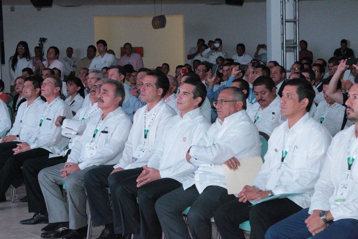 alitomorenoc's tweet photo. Junto al director general de @Pemex Exploración y Producción, Javier Hinojosa, en la inauguración del 3er Congreso y Exposición Internacional de Medición de Flujo y Calidad de los Hidrocarburos 2017. https://t.co/o8DRBUlwzD
