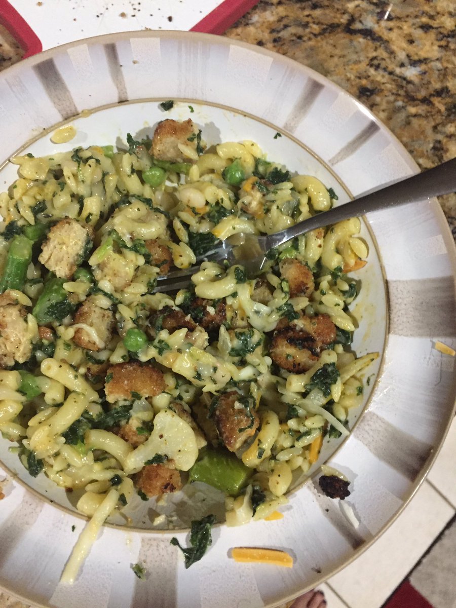 marblecomm's tweet photo. Hot yoga followed by some kale, cauli, carrot, orzo, pea, asparagus goodness! #HumpDayMotivation https://t.co/7hnGdKc26y