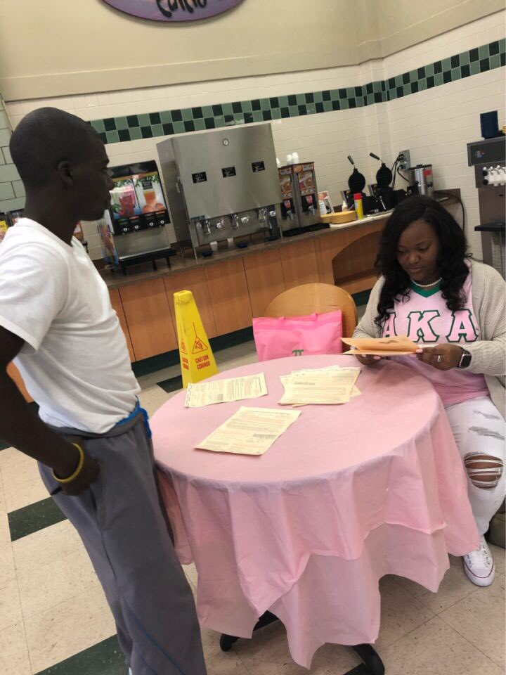 StayWokeHBCU's tweet photo. Successful voter registration drive at Fisk w/ the ladies of Alpha Kappa Alpha Sorority, Inc., Pi Chapter! 💚💗⏰ #AKA1908 #StayWokeHBCU #FISK https://t.co/wp4A7ITeEl