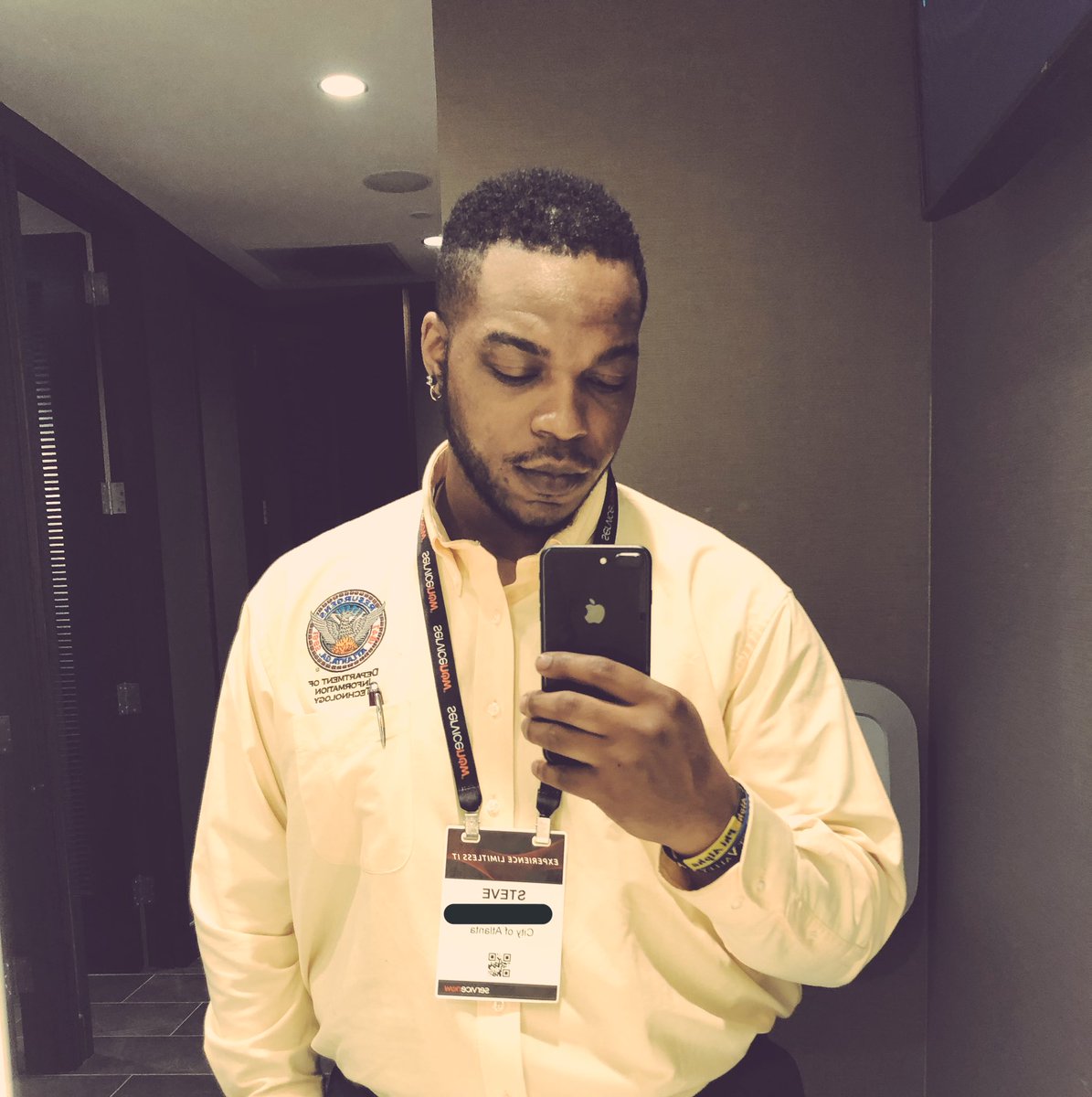 sbs4k's tweet photo. The #AMGLounge Has Nice Mirrors 🤫🤫🤫 #MercedesBenzStadium https://t.co/iAKceT628m