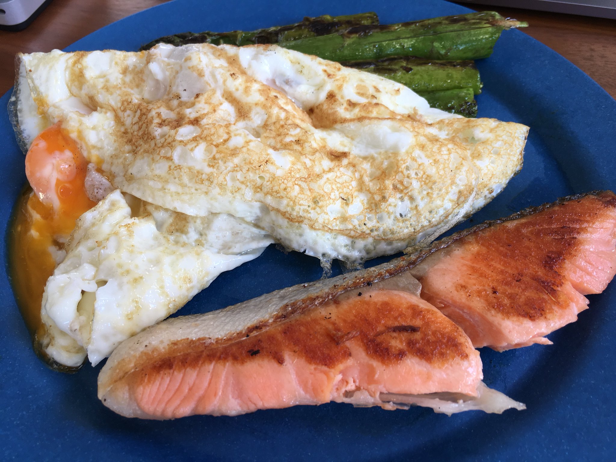 Hirotaka Fit 減量期の朝食 卵全卵2 卵白身4 合計6個の卵 鮭 アスパラ 野菜は他にブロッコリー ほうれん草 小松菜 ミニトマトなど食べています 朝は基本炭水化物は摂りません 減量 朝食 ボディメイク ダイエット タンパク質 筋トレ T