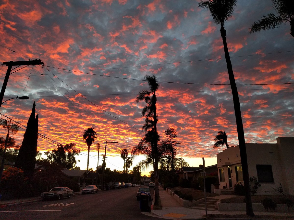 kyle_mk_2's tweet photo. I'm no @BenHorne by any stretch, but just had to share this picture of the sky on fire over San Diego this evening! https://t.co/DknKOiPm4M