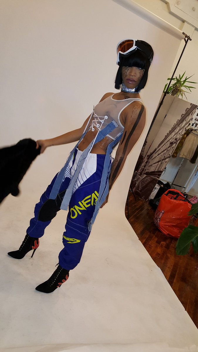 DEVONMILAN's tweet photo. Serving Snowboard Princess Vibez. #styledbydevonmilan #devonmilan #TheLinkUp #editorial #fashion https://t.co/zeFtYLgLpq