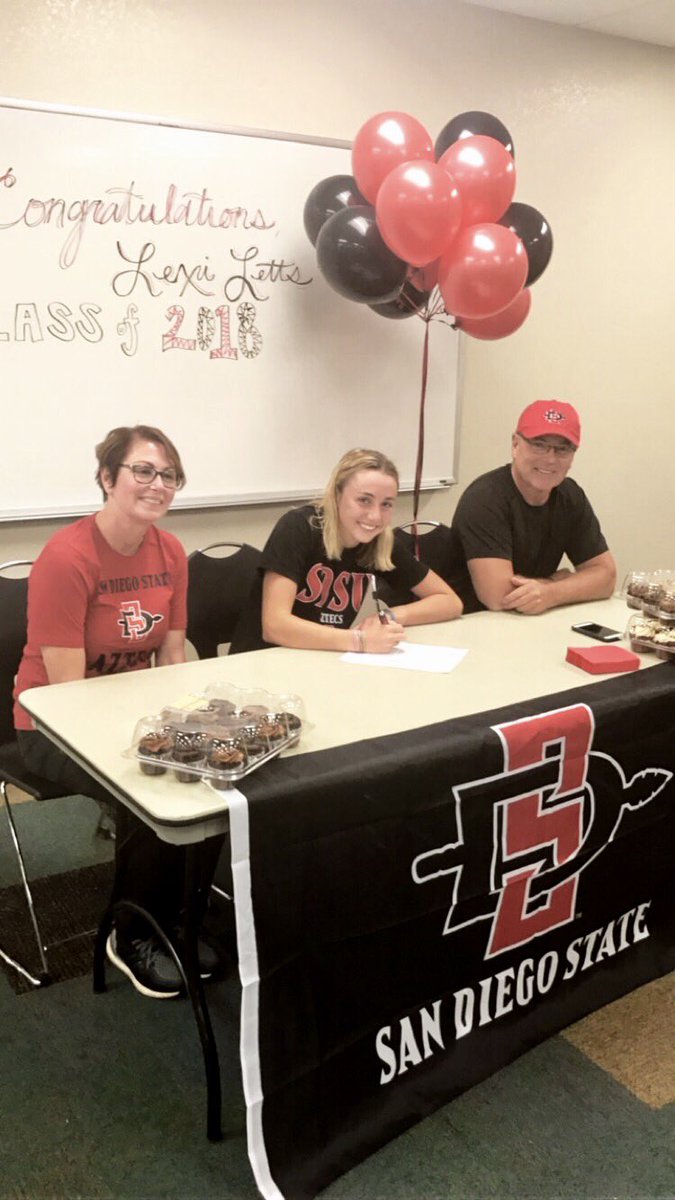 EastValleyDive's tweet photo. Lex signed her #NLI today surrounded by teammates, friends, &amp; fam! Congratulations! @RMAthletics https://t.co/6P5EycGFDJ