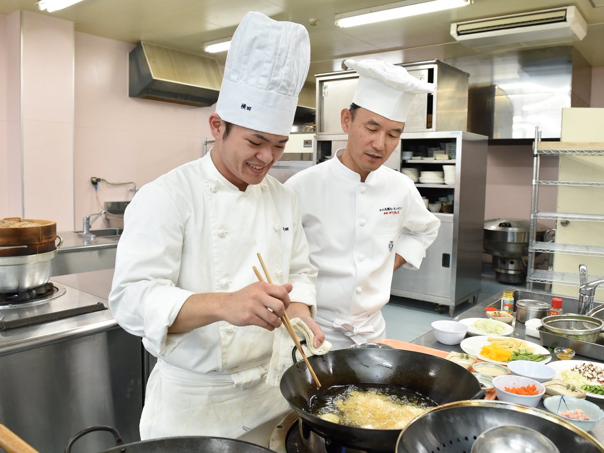 北海道中央調理技術専門学校 公式 先日の中国料理専攻２年生は ホテル札幌ガーデンパレスにある 赤坂 四川飯店 料理長安藤先生の授業でした 鯛の四川式辛味煮 と 海老のカニソース炒め を作りました 料理人としての思いや盛り付け方等