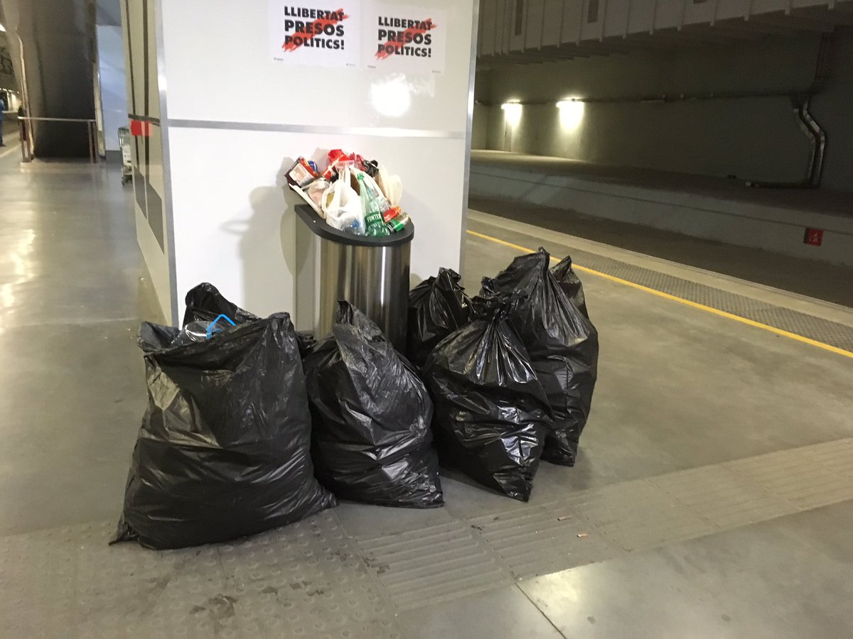 La gran diferencia entre las manis unionistas y las independentistas es la gestión de la basura.