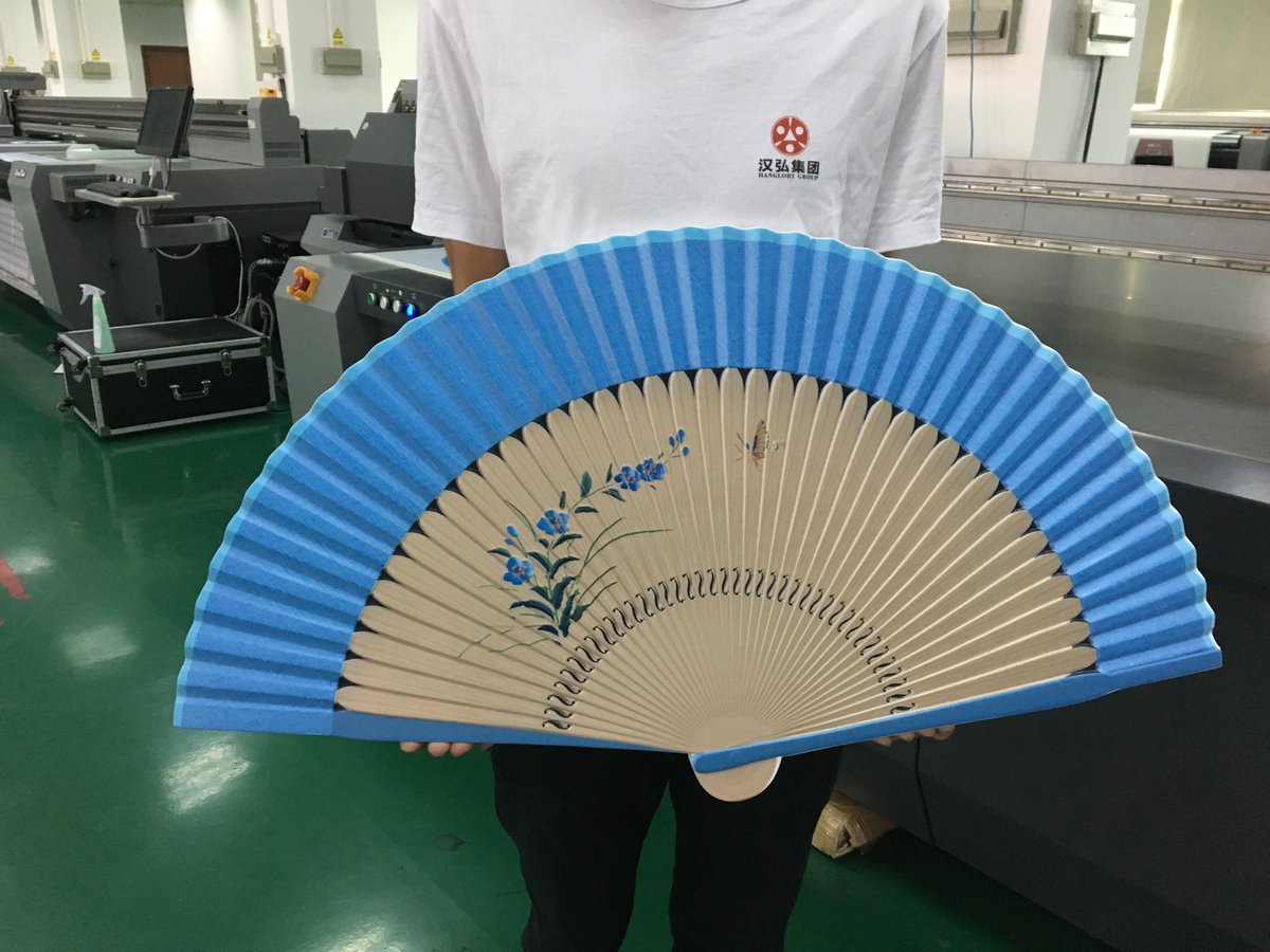 HandtopPrinter's tweet image. Tough case and weird material, but still they made it. See the excellent job from @HandtopPrinter showroom.