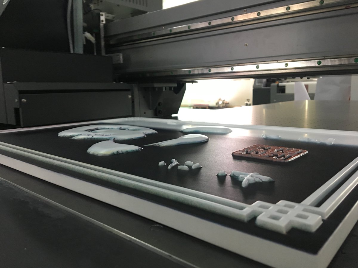 HandtopPrinter's tweet image. Tough case and weird material, but still they made it. See the excellent job from @HandtopPrinter showroom.