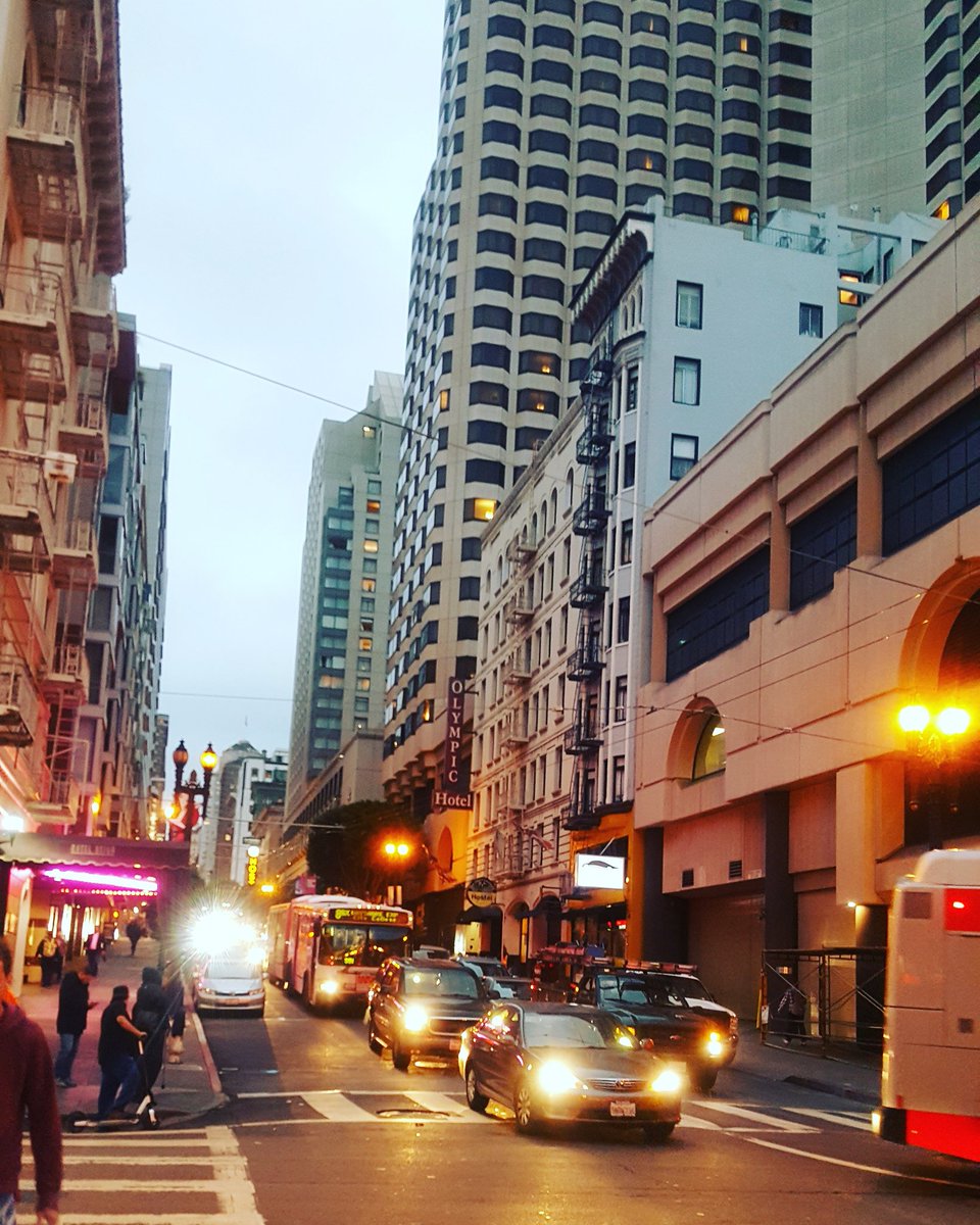 reeseinthecup's tweet image. The rain is coming! #SanFrancisco #CommuteTime #Commute #Traffic #SF #HighRise #RainClouds