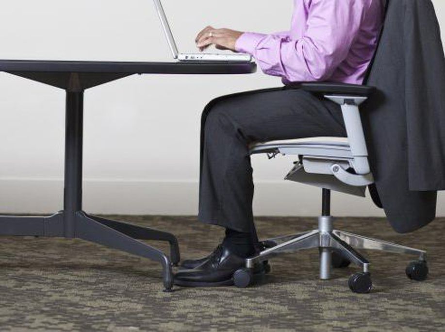 detikcom's tweet photo. Seharian Duduk di Kantor? Begini Cara Menangkal Dampak Buruknya https://t.co/5pnofdml5T via @detikHealth https://t.co/YZ1iMLDW75