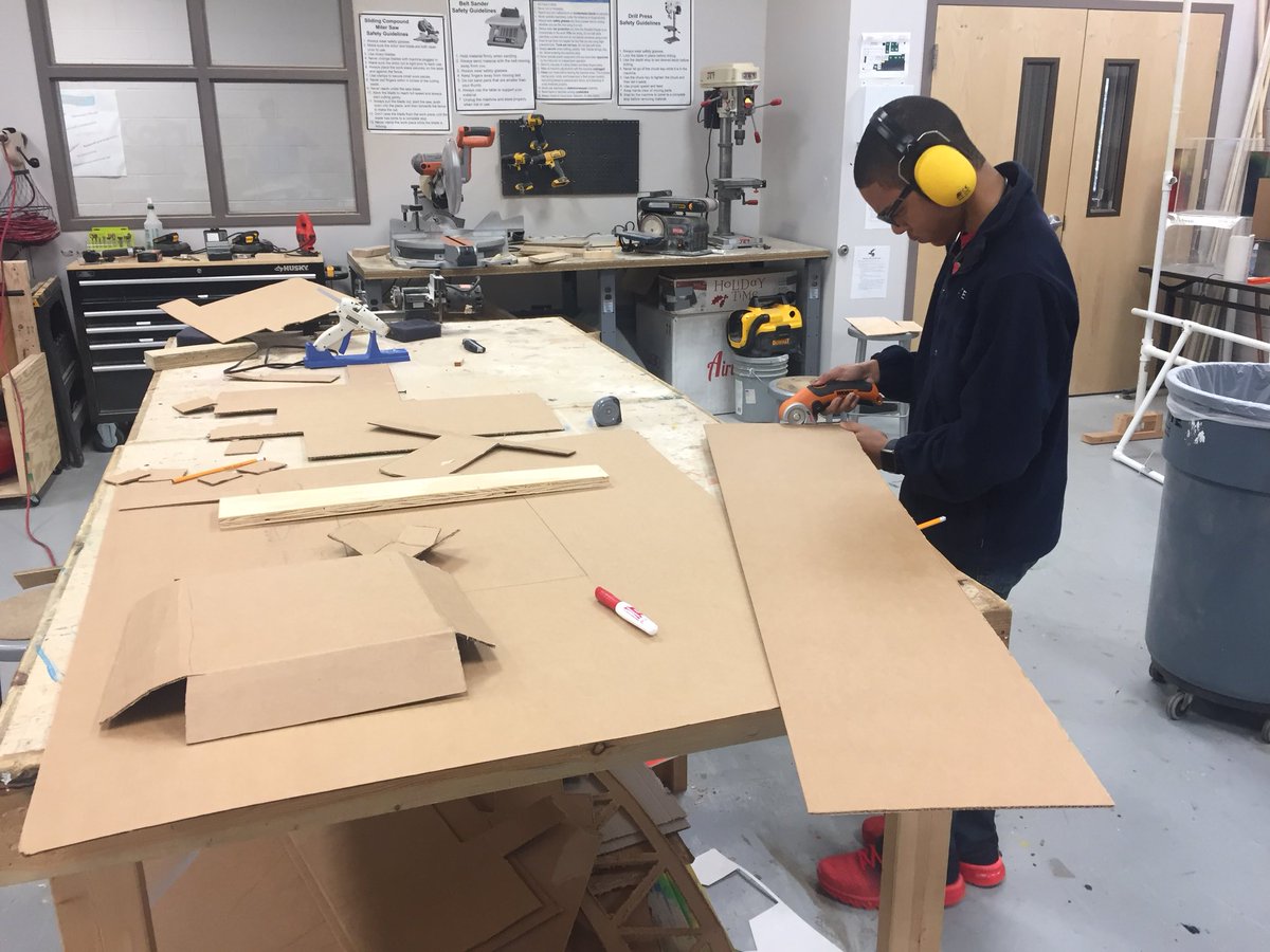 STEMFabLab's tweet photo. Prototyping sporting goods merchandise display #electricscissors #cardboard #prototypinginaction @STEMcha https://t.co/v3fZijjlZY