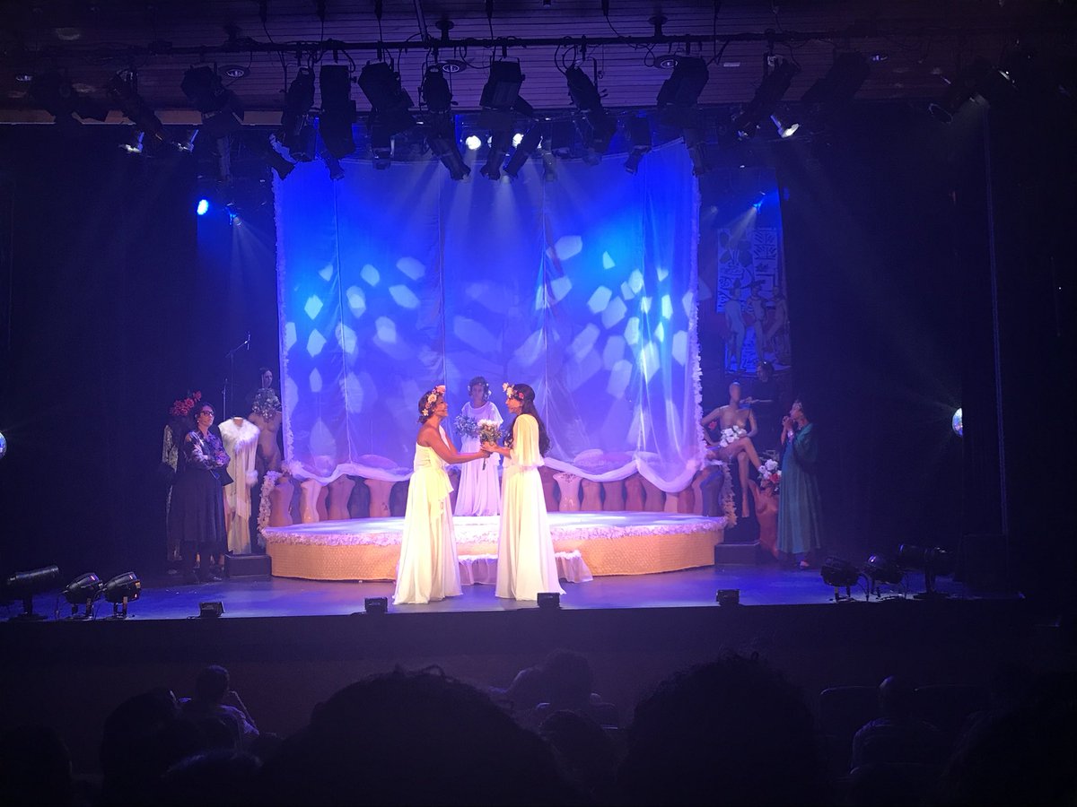 MundoDelash's tweet photo. Amigues! Corram pro CCBB_RJ e se derretam com a linda peça teatral L, O Musical! #AsSapatão super indicam! #MundoDelash #LGBT #ColorindoTudo https://t.co/b2KfVox8hj