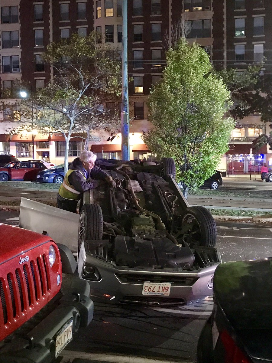 Smith_Megan16's tweet photo. Car flipped on Beacon St on Coolidge Corner 
#CarAccident #CoolidgeCorner #SpotNews #BeaconSt #TraderJoes @bostonglobe @cbsboston https://t.co/isJImX4m7u