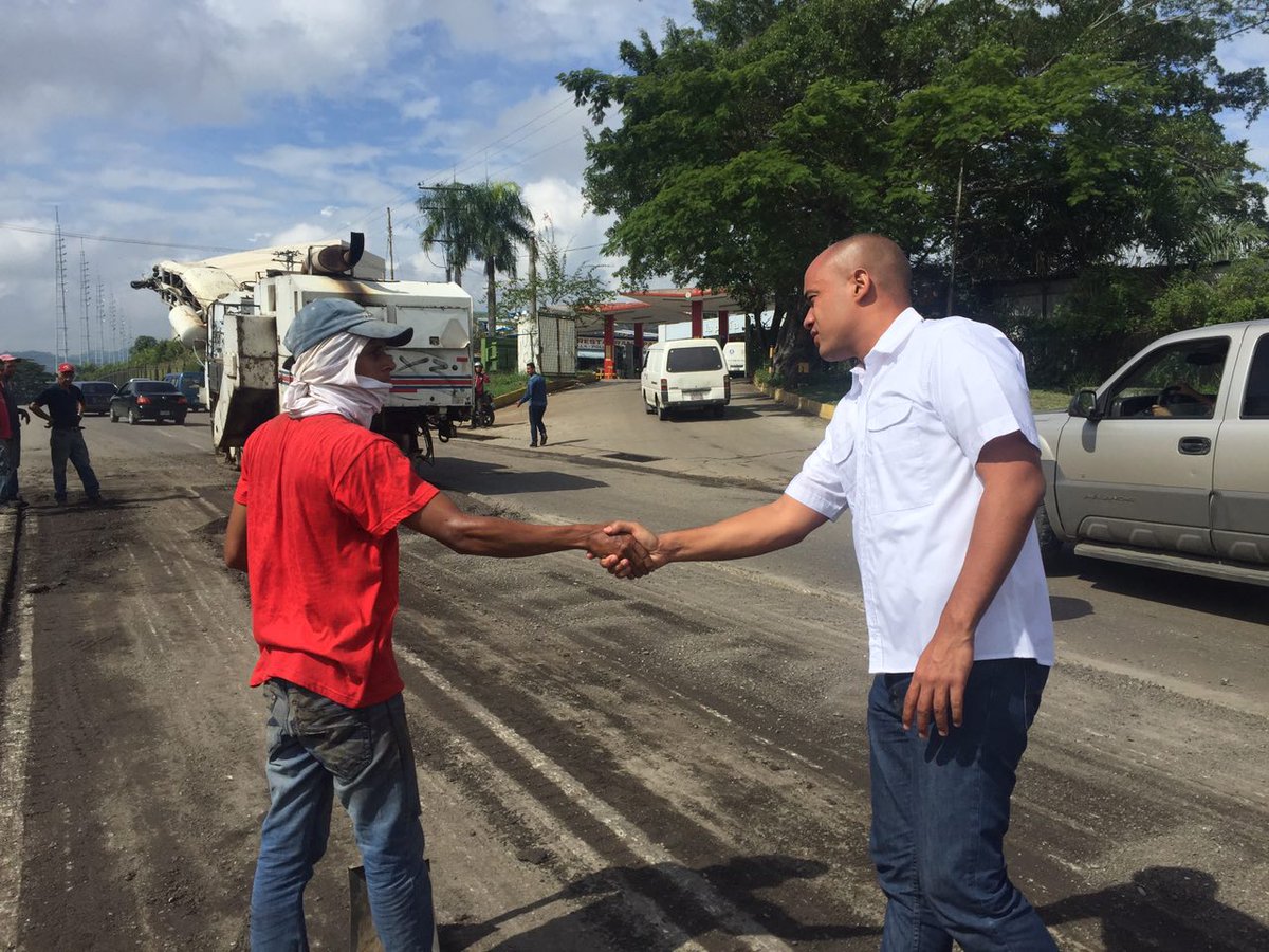 HectoRodriguez's tweet photo. Supervisamos la recuperación de la autopista #Charallave #Ocumare, vamos a poner a #Miranda bonita! https://t.co/Tyh7QUhwFN