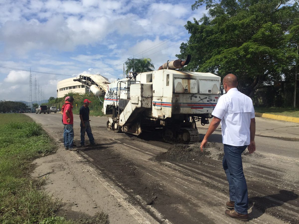 HectoRodriguez's tweet photo. Supervisamos la recuperación de la autopista #Charallave #Ocumare, vamos a poner a #Miranda bonita! https://t.co/Tyh7QUhwFN