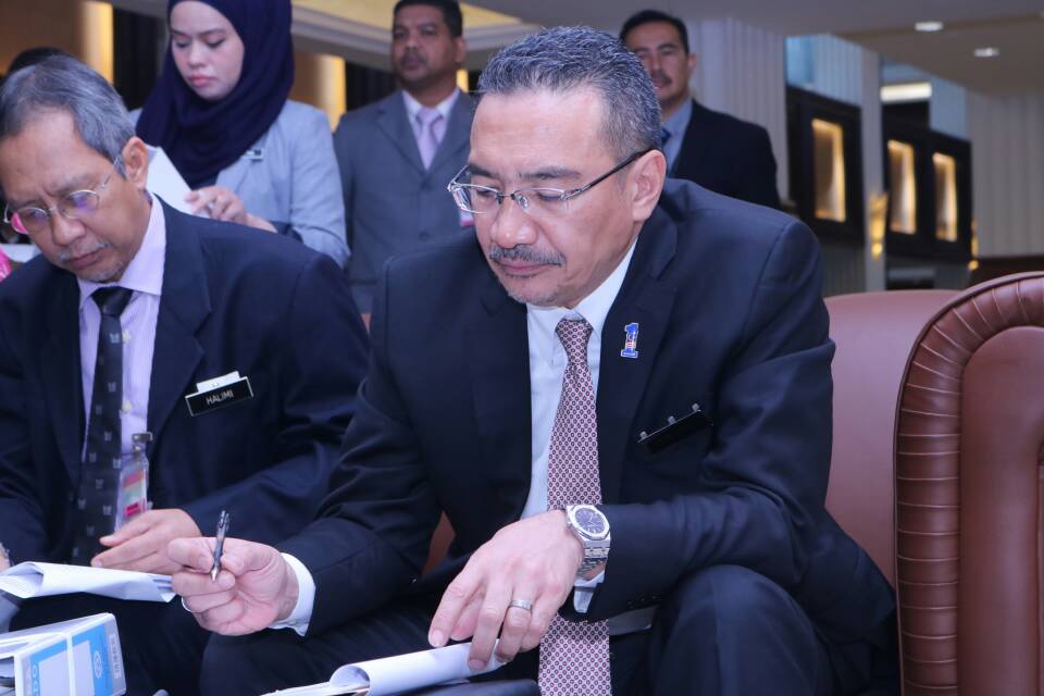 Taklimat Penggulungan  Perbahasan Rang Undang-Undang Perbekalan Tahun 2018 Peringkat Dasar oleh Menteri Pertahanan, YB <a href="/HishammuddinH2O/">Hishammuddin Hussein 🇲🇾</a> bersama TKSU (Pembangunan), Dato' Halimi bin Manaf; TKSU (Dasar), <a href="/Jk_junaidah/">Jk_junaidah</a> ; TKSU (Pengurusan), Dato' Zainy bin Mohamed Zain.
