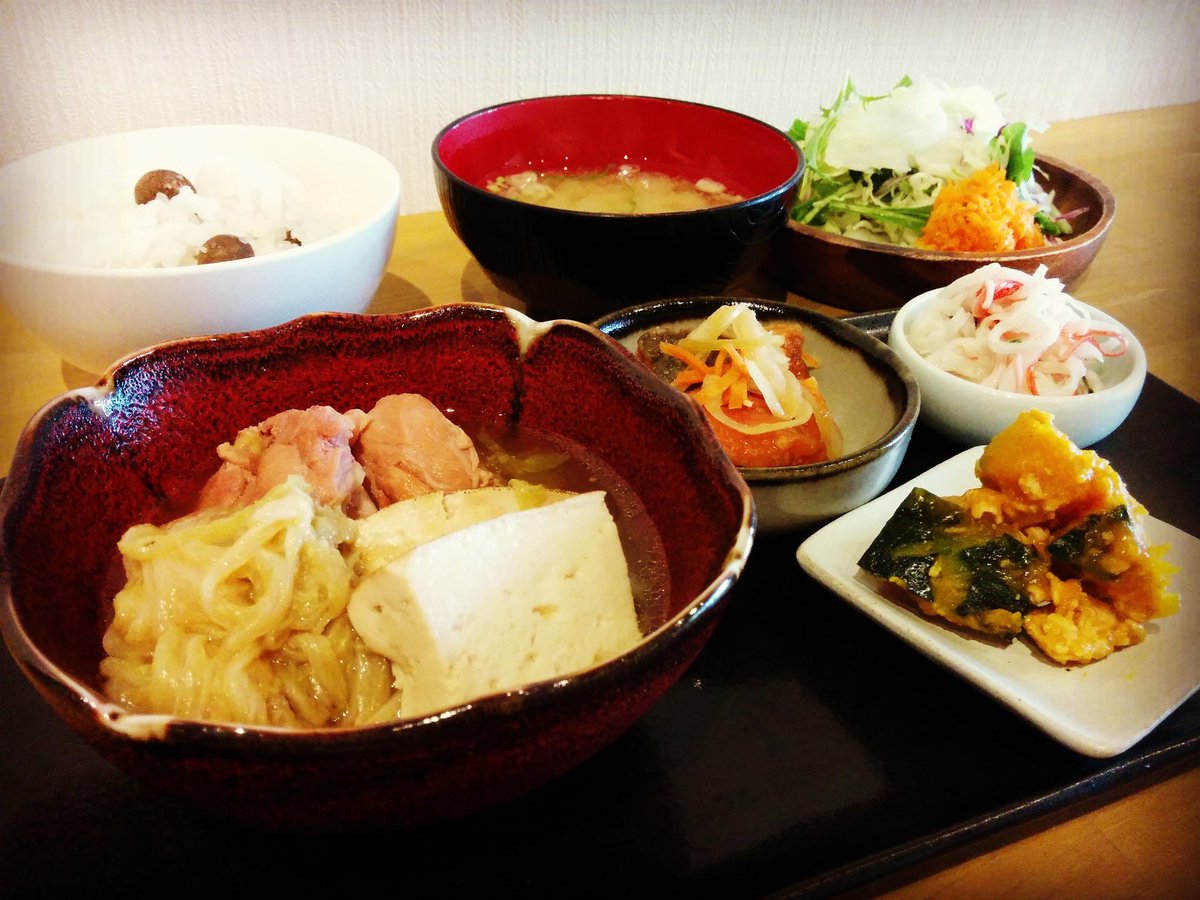 sendacafe's tweet photo. 【本日の日替ランチ】
鶏と白菜のすき煮とむかごごはん

#千田カフェ #本日の #ランチ #カフェ #昼御飯 #鶏 #白菜 #すき煮 #むかご #ごはん  #sendacafe #japan #tokyo #cafe #dayly #lunch #chicken #chinesecabbage #boiledplow #propagule #rice https://t.co/Fh8hrapwTp