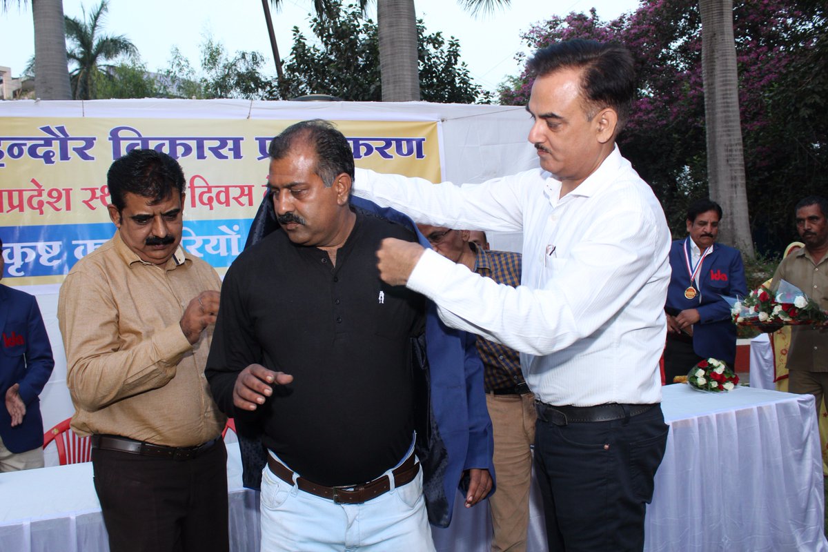 indoreida's tweet photo. On the occassion of #MPSthapanaDiwas , In the presence of Chairmen and CEO 5 best working employees were awarded blazer and medal.
For Improvement in the working standards of the employee a new concept is being put in action, the more you perform the more you get applauded. https://t.co/qkBX52gqh3