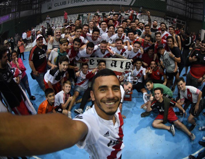 SC_ESPN's tweet photo. River, se volvió a quedar con la Copa Argentina de Futsal: disfrutá las mejores postales de los festejos del bicampeón. (Fotos: @CARPoficial) https://t.co/F0Z1Nexq3v