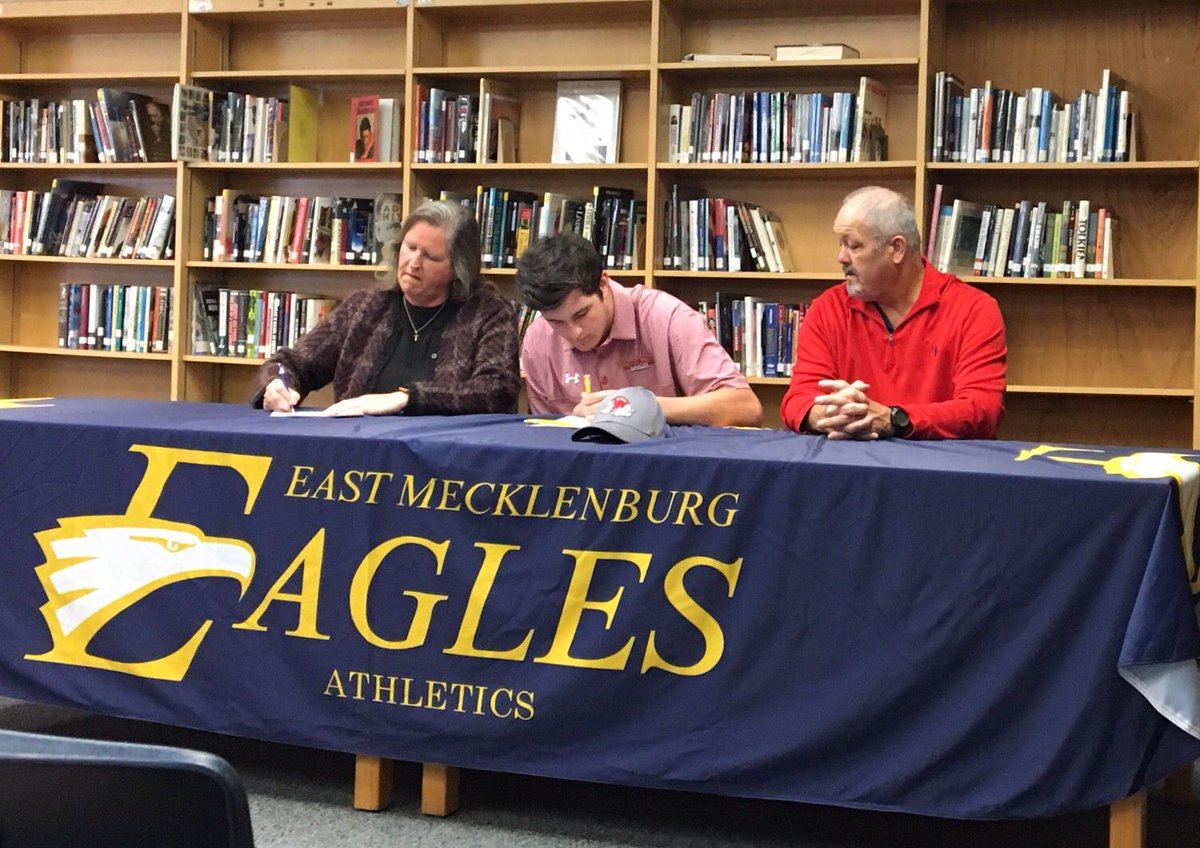 beohj's tweet photo. Congrats @Luke_L23 on signing your NLI for @GWUBaseball. We are so proud of you. The best is yet to come. Keep working hard. It's a great day to be a Bulldog! https://t.co/gD1HWDeunp