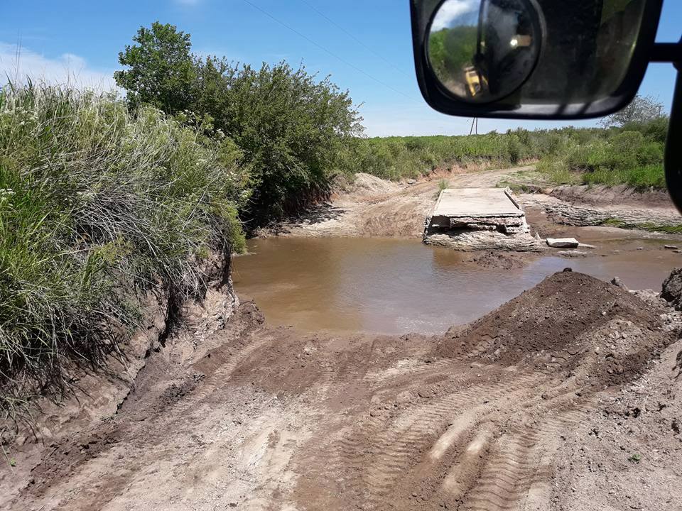 dpventrerios's tweet photo. #Vialidad a través de #Zonal #Seguí trabajó en el arreglo del paso provisorio sobre arroyo #MartinGrande en zona #Quebracho https://t.co/yXcQirNBbX