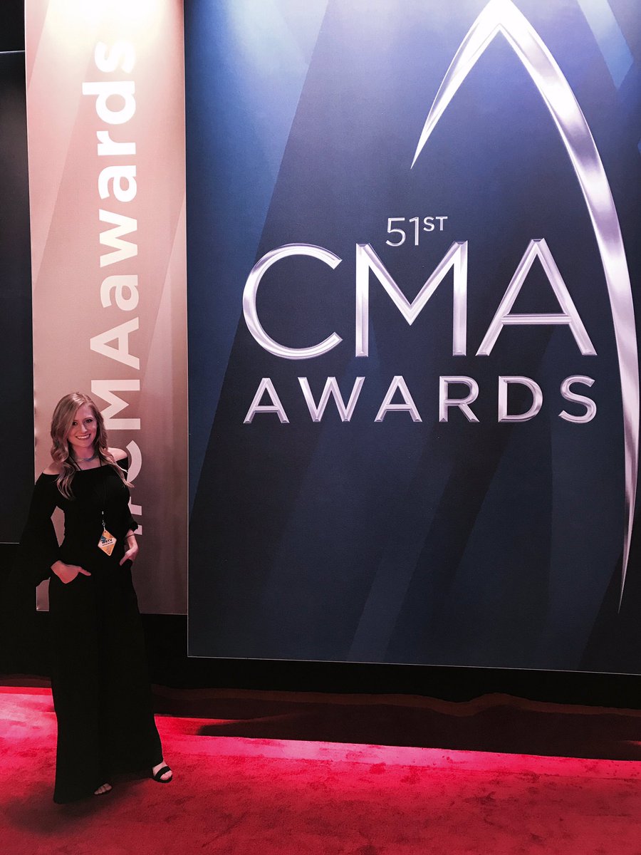 mrsjackierob's tweet photo. started from my couch, now we here. #CMAroundthree #CMAawards #HANKtakesCMAs https://t.co/09RHiqkmnS