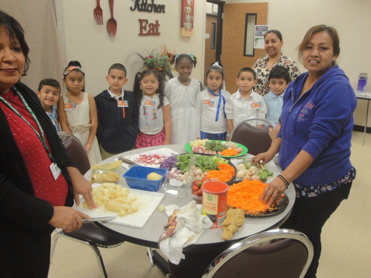ReynaHMQ's tweet photo. Students watched parents preparing the great vegetable salad... #HMQ2018 https://t.co/AGLSdyOUhc