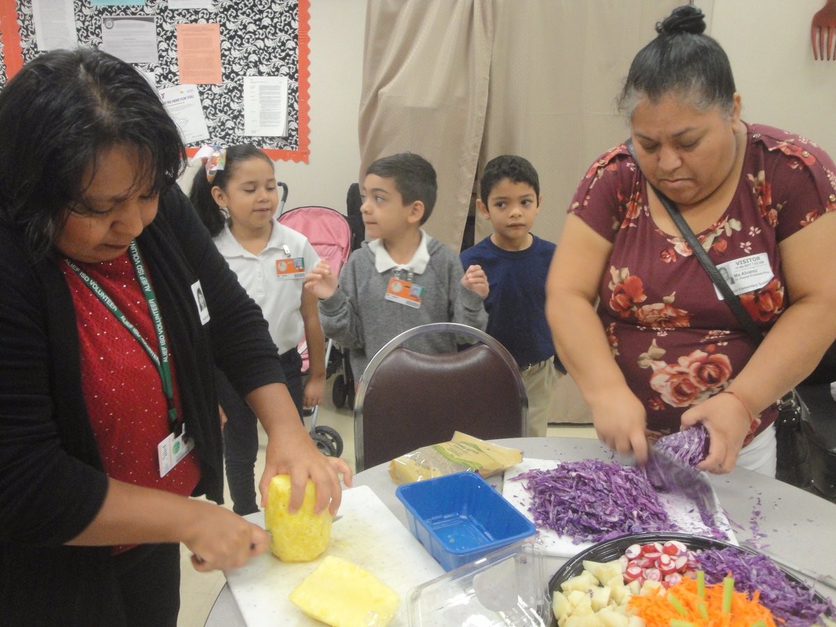 ReynaHMQ's tweet photo. Students watched parents preparing the great vegetable salad... #HMQ2018 https://t.co/AGLSdyOUhc