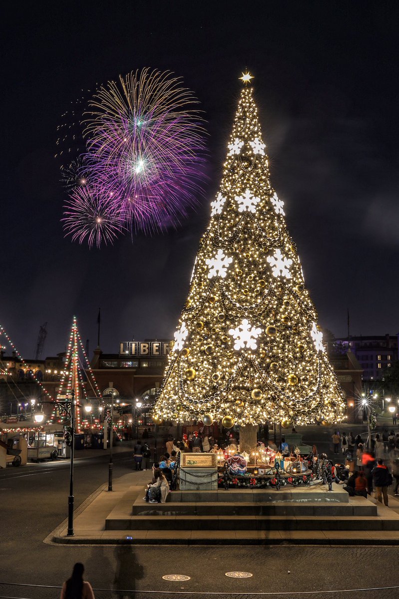 sakaatu2's tweet photo. SSコロンビア号から見た花火「Star Bright Christmas」 https://t.co/s81vC9rSSD