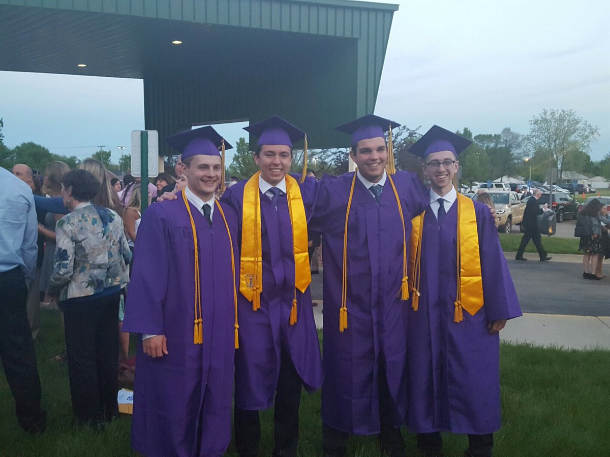 the_kow_33's tweet photo. happy birthday ROOMIE #evdog #masedog @evanewald8 https://t.co/tL0Ak4O3zT