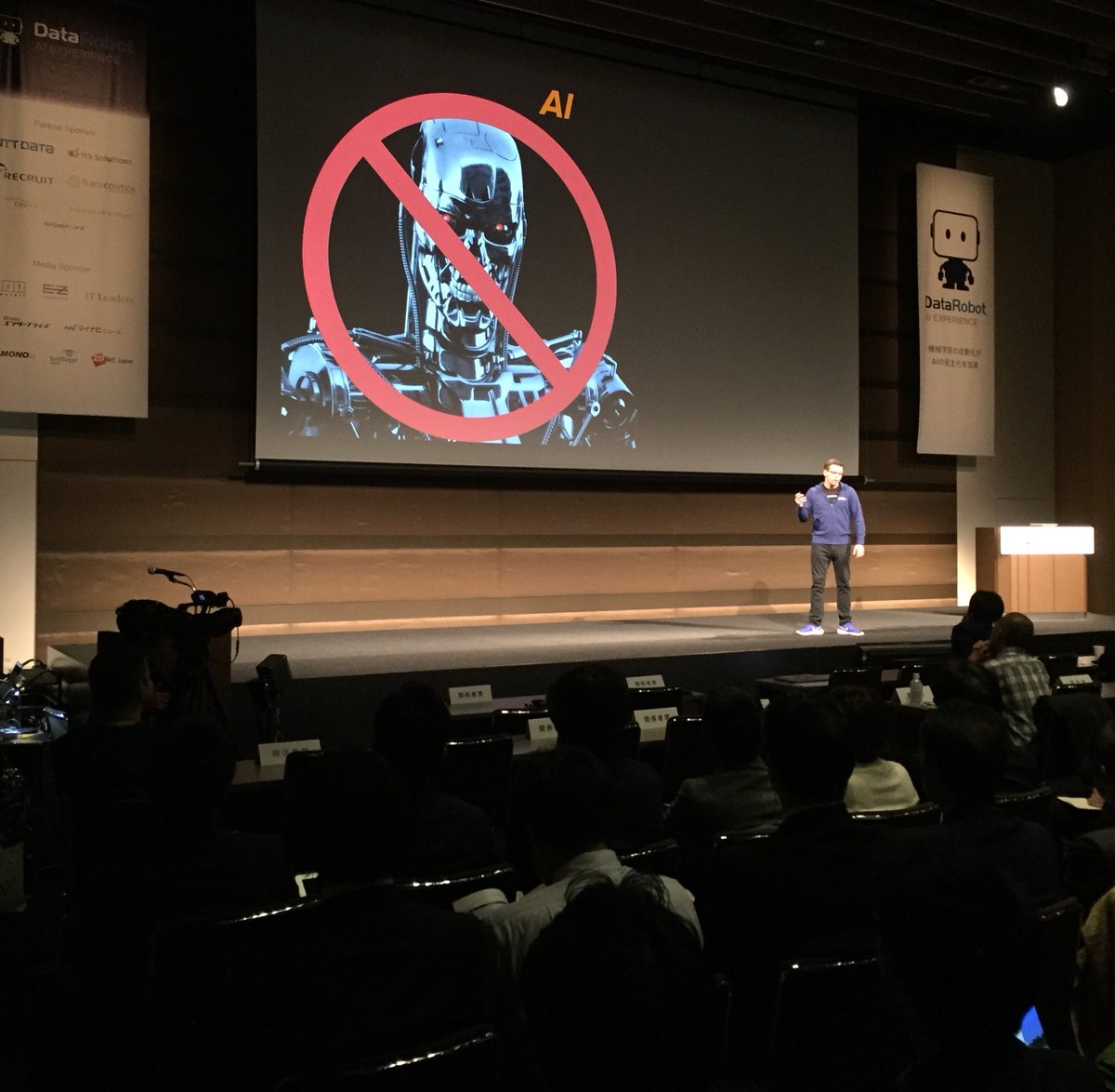 timxyoung's tweet photo. The machines won’t rise up and kill us says #DataRobot which is nice.  #JapanAIExp https://t.co/2ISo8qoPAs