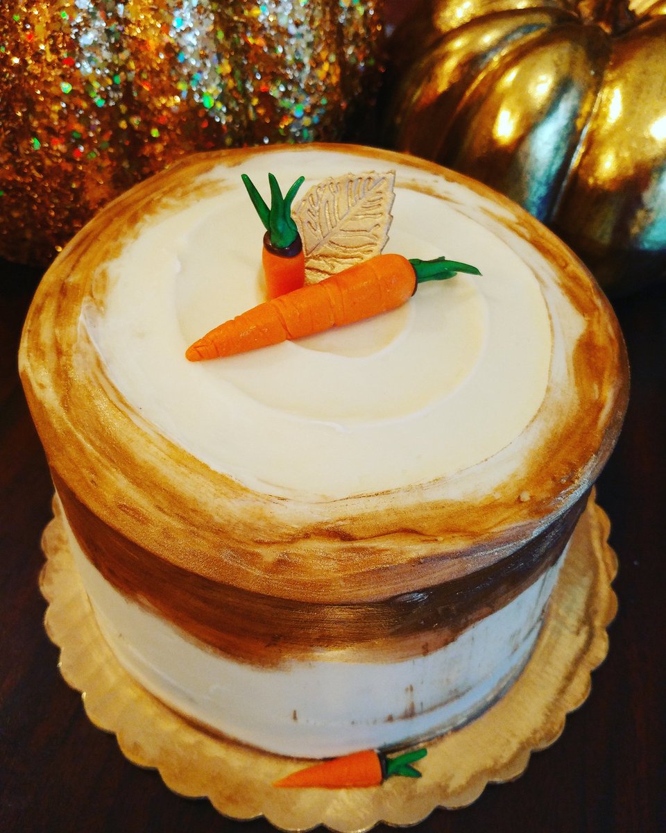 CakeArtbysusan's tweet photo. 24 carrot cake! Gilded with edible gold, mini candy carrots and gold leaf. #carrotcake #creamcheese #24carat #gold #metalic #Cakeartmd #sby #thanksgiving #bakery #dessert #decadent #momsrecipe https://t.co/D2RgejWRvV