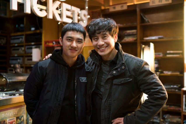 clairmerence's tweet photo. ชิน ฮาคยอน พูดถึงภาพลักษณ์ของคยองซูในชีวิตจริง 🍷🍻

'ตอนคยองซูดื่มเครื่องดื่มที่มีแอลกอฮอล์ เขาไม่เหมือนคนหนุ่มสาวสมัยนี้นะ เวลาเขาดื่มเขาจะเป็นคนที่เงียบและก็จริงจัง ไม่เหมือนคนสมัยนี้เลย (คนสมัยนี้ดื่มเหล้าแล้วโวยวาย เอะอะ) อีกอย่างเขามีมารยาทและก็เป็นคนที่น่าคบหาด้วย' https://t.co/SzLmj24sEh