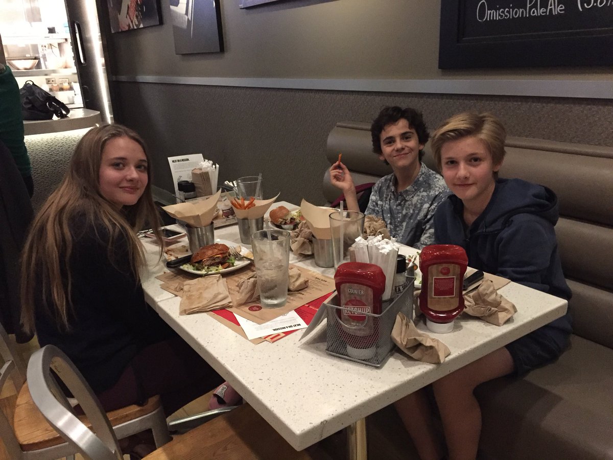 ReylynnCaster's tweet photo. Dinner with the rest of the Teen Trio! https://t.co/CBCxXxb4uk
