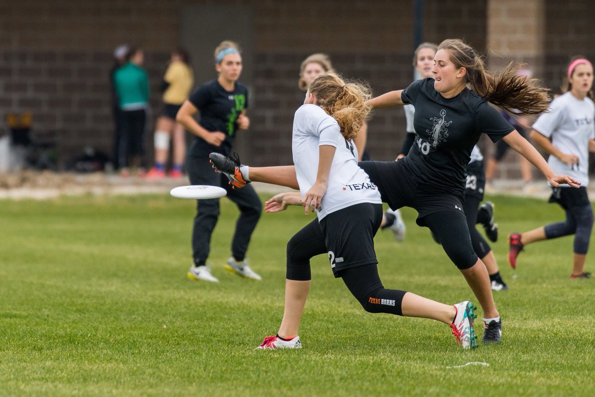 7ontheline's tweet photo. Great pic from #MLC2017. Super close foot block by a @ISUWomanScorned player. @MLCWomen2017 #ultimate https://t.co/AZOv7scgQv