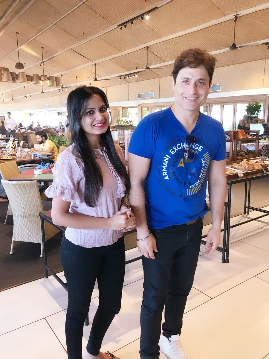 EmceeAfshan's tweet image. With #shineyahuja it was indeed a good chat with me and a pleasure to meet him #labonko song anytime my fav