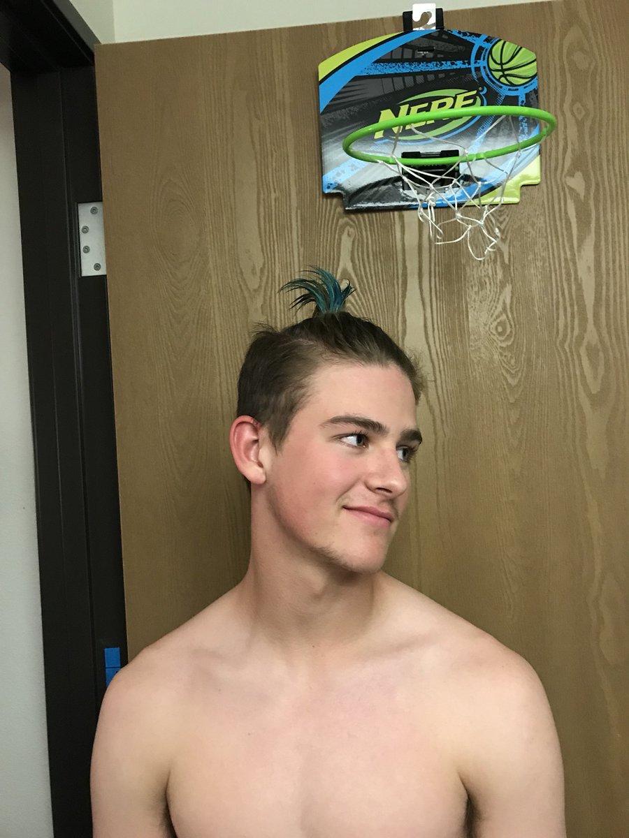 College7891's tweet photo. Message me if you are interested in a cool new hair style! 💆🏻‍♀️💇🏻‍♂️ #blue https://t.co/HVTwkU7RW1