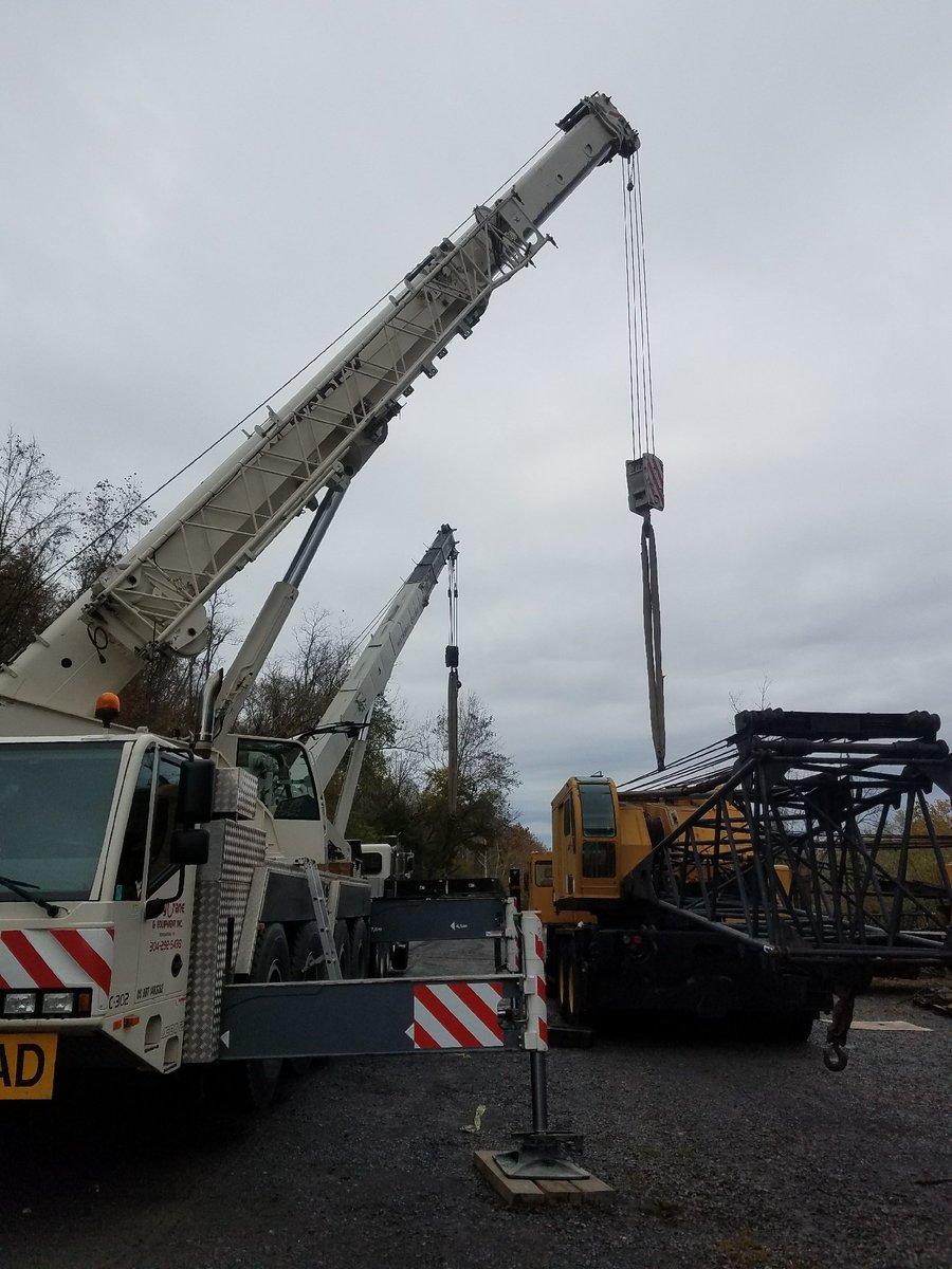 P&amp;H 790 with 5 falloff loads of 150ft of boom, jib, boom tip counterweight, butt section, ganchery. What a load, did not see that coming 😁⛟ #Heavyhual #logistics #Vanguardlogistics