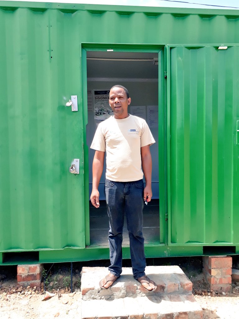 QueenBee_Mktg's tweet photo. This is Solomon... #GeniusOfSpace in the Groendal township. Project headed by himself to give the community access to a clean environment #GreyWater @Franschhoek_SA #inspiration https://t.co/UmhjxZ7ux4