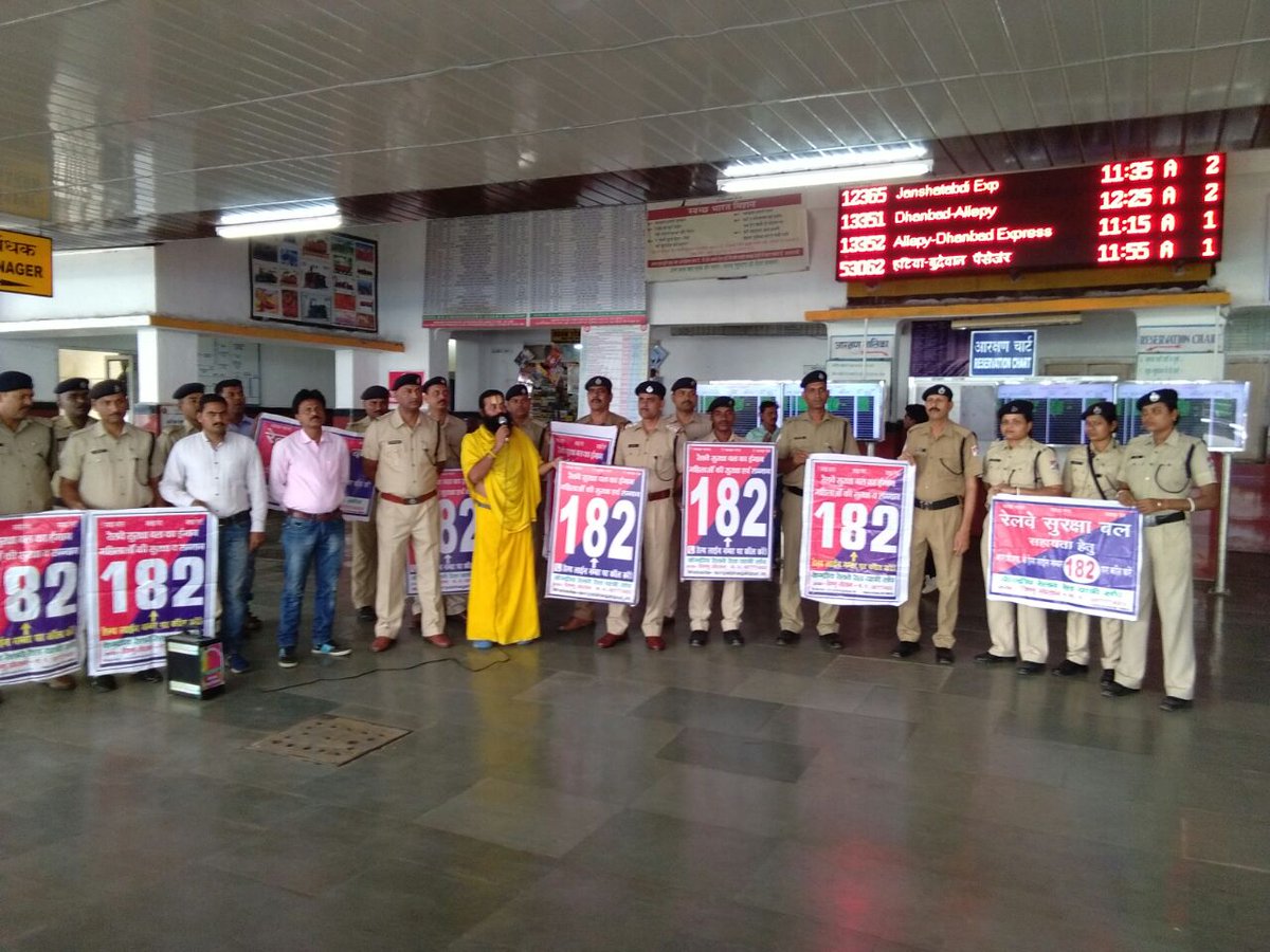 rpfbokaro's tweet photo. दिनांक 09-11-17 को  #bscity  रेलवे स्टेशन पर केंद्रीय रेलवे रेल यात्री संघ व @rpfbokaro प्रभारी एस के सिन्हा, एल बी यादव, कुमार राजीव, निरीक्षक अपने सहयोगी दल के साथ, रेल यात्री जागरुकता अभियान चलाया, जिसमें अखिल भारतीय रेल सुरक्षा हेल्पलाइन सं 182 के बारे में जानकारी दी गई। https://t.co/u22l0urphB